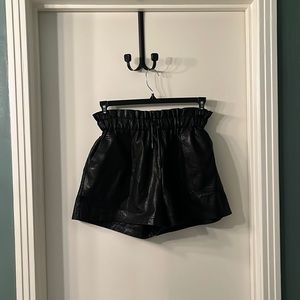 Black faux leather shorts - SZ L